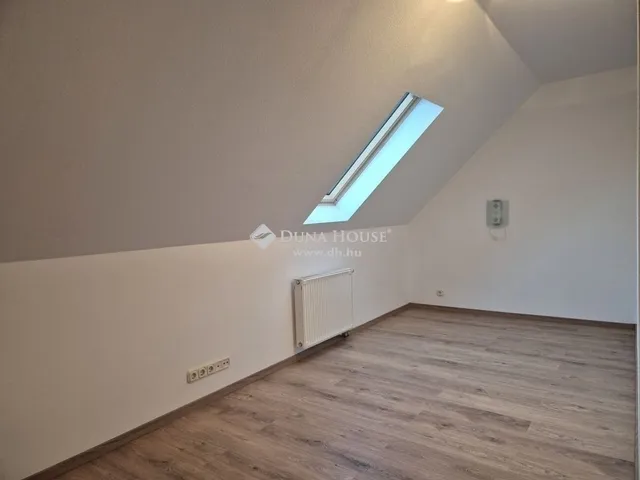 Eladó ház Üröm 266 nm