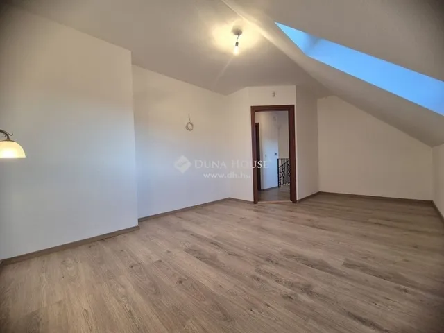 Eladó ház Üröm 266 nm