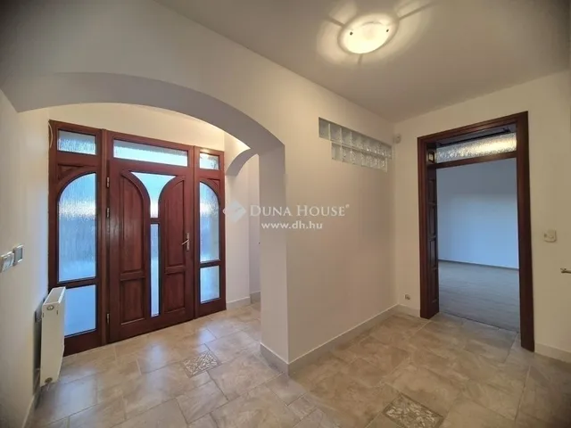 Eladó ház Üröm 266 nm