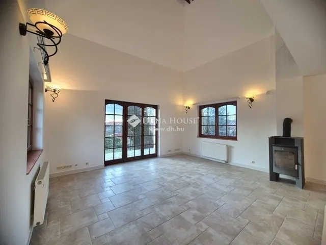 Eladó ház Üröm 266 nm