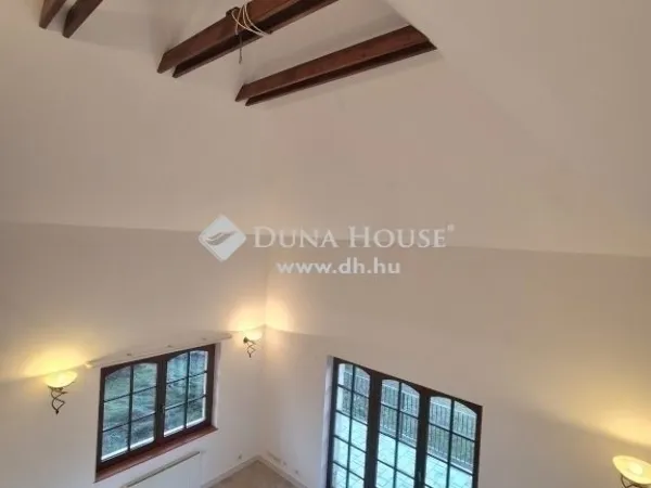 Eladó ház Üröm 266 nm