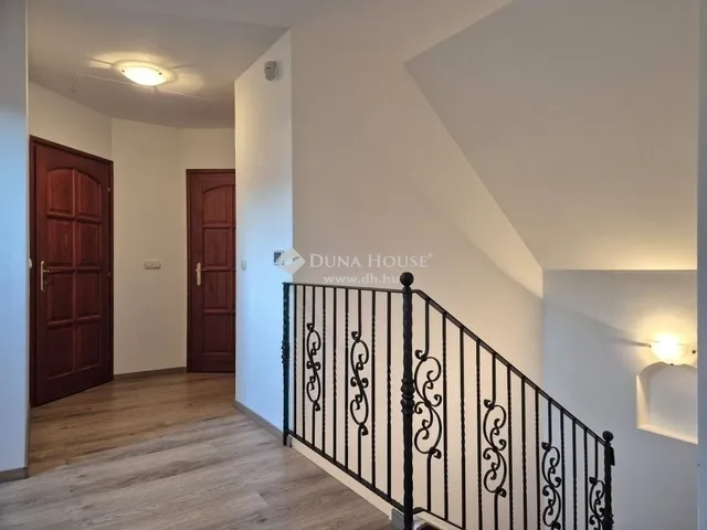 Eladó ház Üröm 266 nm