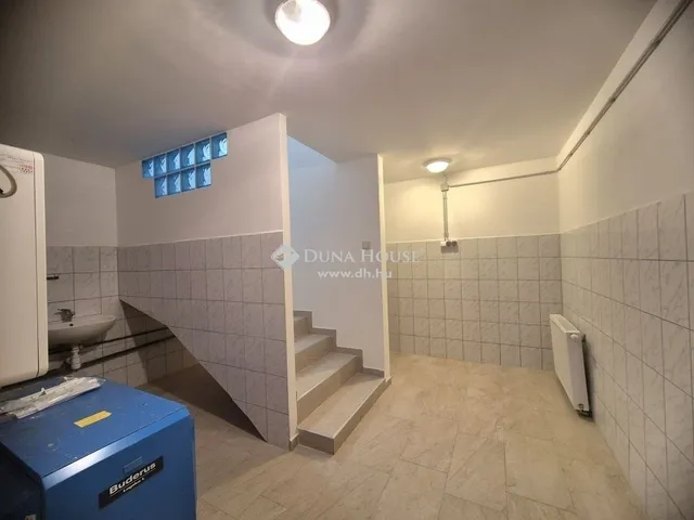 Eladó ház Üröm 266 nm