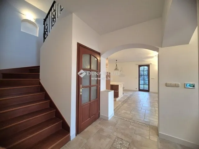 Eladó ház Üröm 266 nm