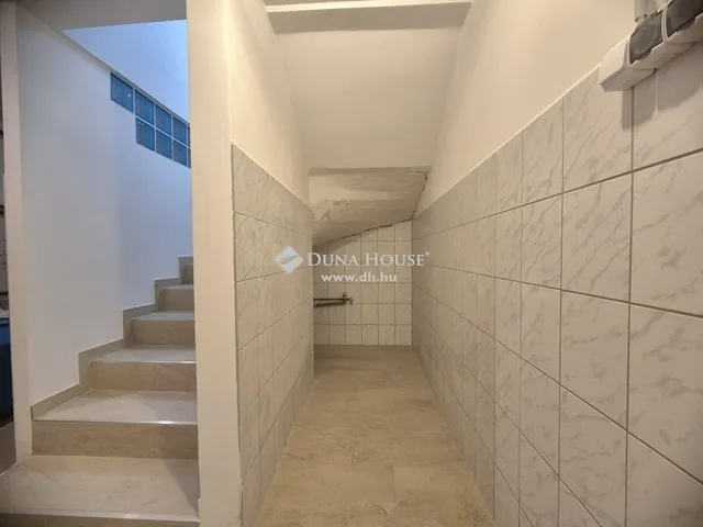 Eladó ház Üröm 266 nm