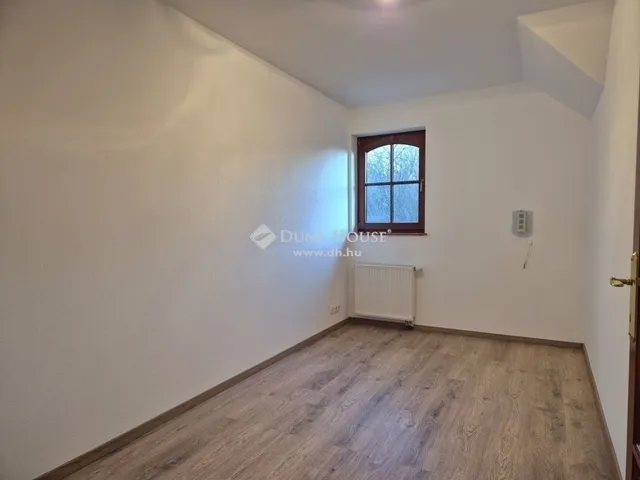 Eladó ház Üröm 266 nm