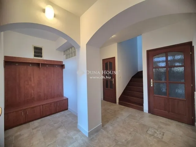 Eladó ház Üröm 266 nm