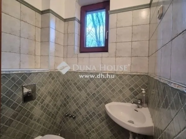 Eladó ház Üröm 266 nm