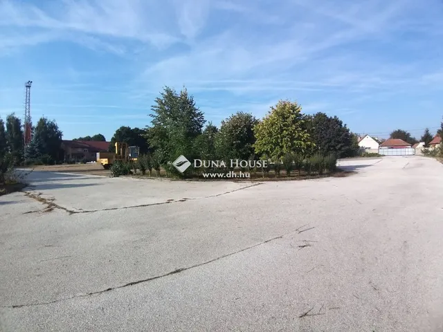 Eladó kereskedelmi és ipari ingatlan Szigetújfalu 600 nm