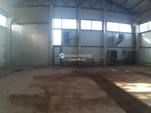 Eladó kereskedelmi és ipari ingatlan Szigetújfalu 600 nm