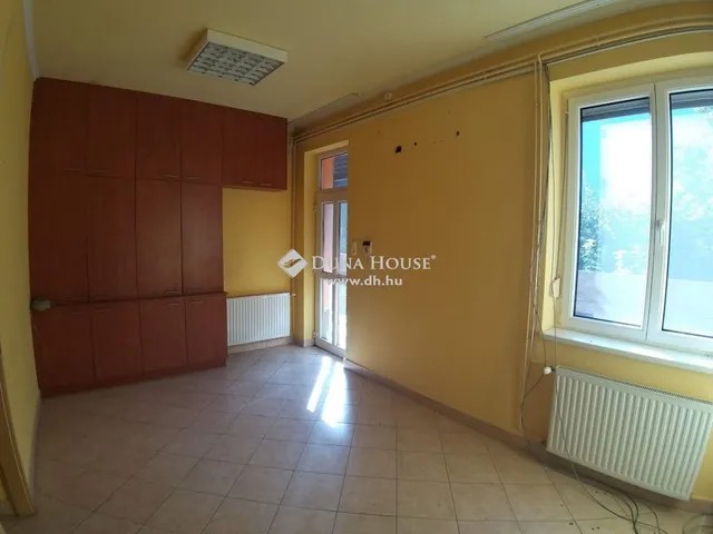 Eladó kereskedelmi és ipari ingatlan Szigetújfalu 600 nm