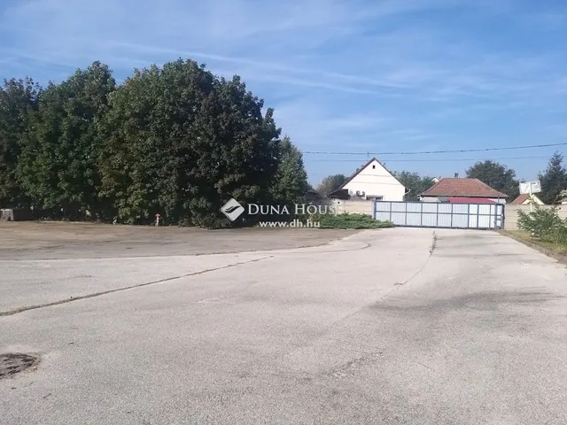 Eladó kereskedelmi és ipari ingatlan Szigetújfalu 600 nm