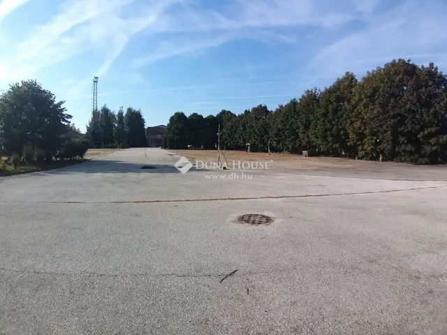 Eladó kereskedelmi és ipari ingatlan Szigetújfalu 600 nm