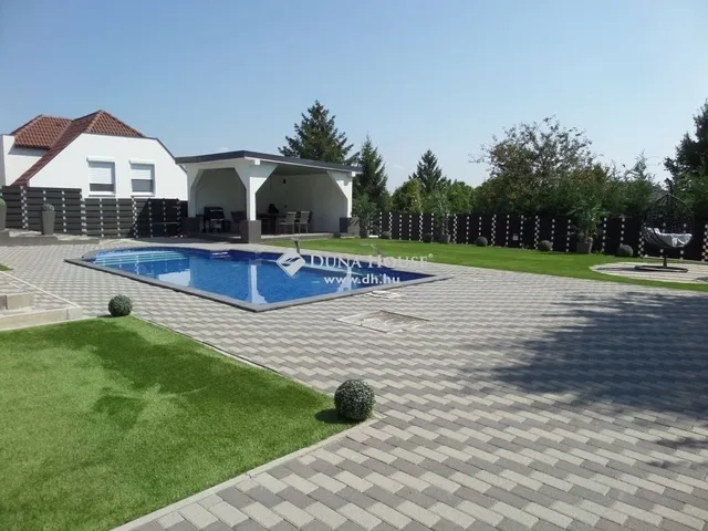 Eladó ház Üröm 255 nm