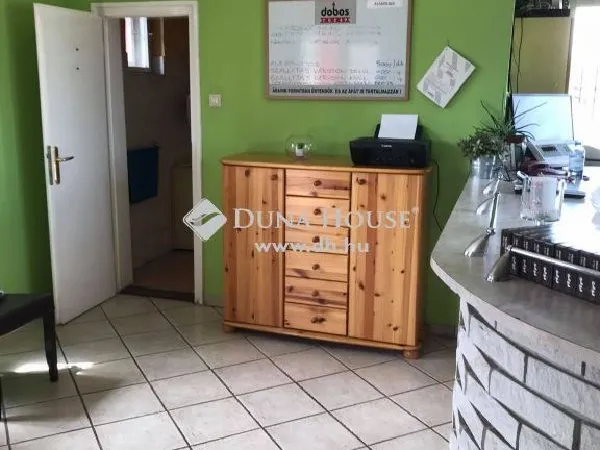 Eladó kereskedelmi és ipari ingatlan Cegléd 225 nm