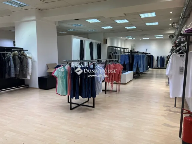 Eladó kereskedelmi és ipari ingatlan Budapest XI. kerület 820 nm