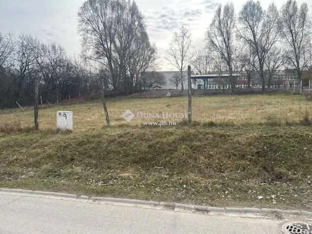 Eladó kereskedelmi és ipari ingatlan Budapest XVI. kerület 1165 nm
