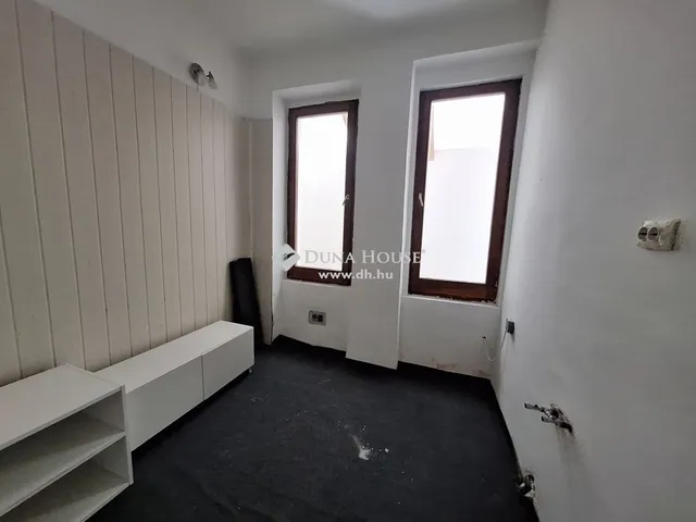 Eladó kereskedelmi és ipari ingatlan Budapest XVI. kerület 350 nm