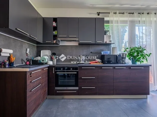 Eladó ház Budapest XVI. kerület 300 nm