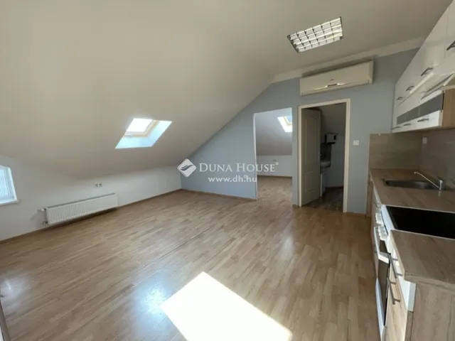 Eladó kereskedelmi és ipari ingatlan Budapest XVII. kerület, Rákoscsaba 350 nm