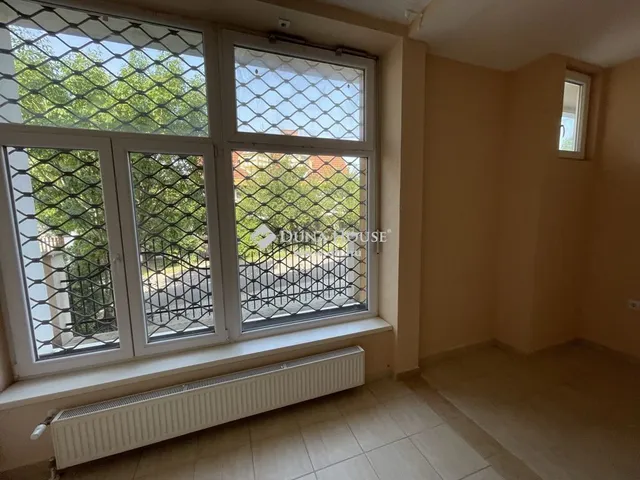 Eladó kereskedelmi és ipari ingatlan Budapest XVII. kerület, Rákoscsaba 350 nm