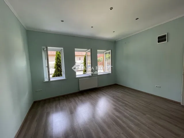 Eladó kereskedelmi és ipari ingatlan Budapest XVII. kerület, Rákoscsaba 350 nm