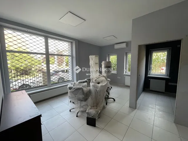 Eladó kereskedelmi és ipari ingatlan Budapest XVII. kerület, Rákoscsaba 350 nm