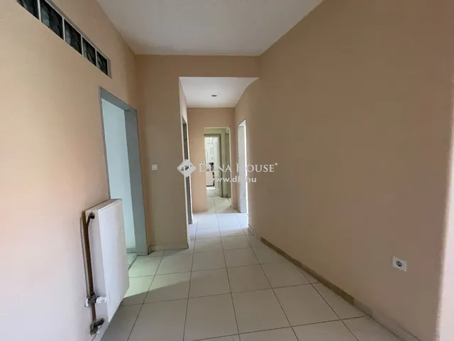 Eladó kereskedelmi és ipari ingatlan Budapest XVII. kerület, Rákoscsaba 350 nm