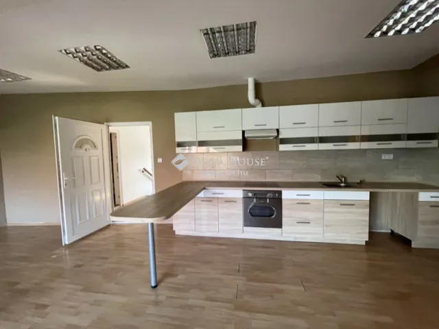 Eladó kereskedelmi és ipari ingatlan Budapest XVII. kerület, Rákoscsaba 350 nm