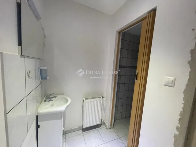 Eladó kereskedelmi és ipari ingatlan Budapest XVII. kerület, Rákoscsaba 350 nm