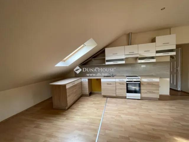 Eladó kereskedelmi és ipari ingatlan Budapest XVII. kerület, Rákoscsaba 350 nm