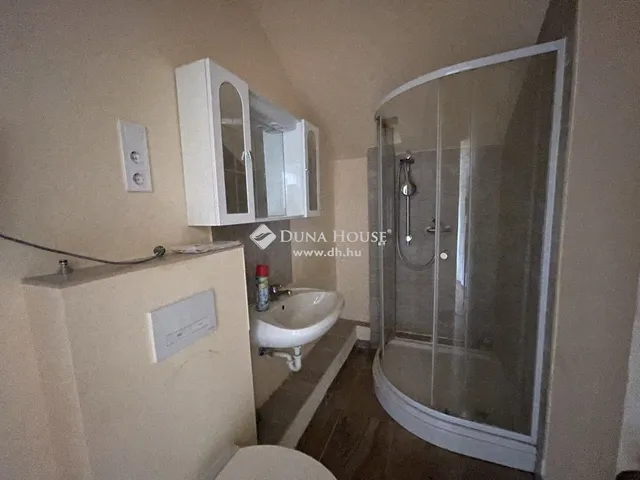 Eladó kereskedelmi és ipari ingatlan Budapest XVII. kerület, Rákoscsaba 350 nm