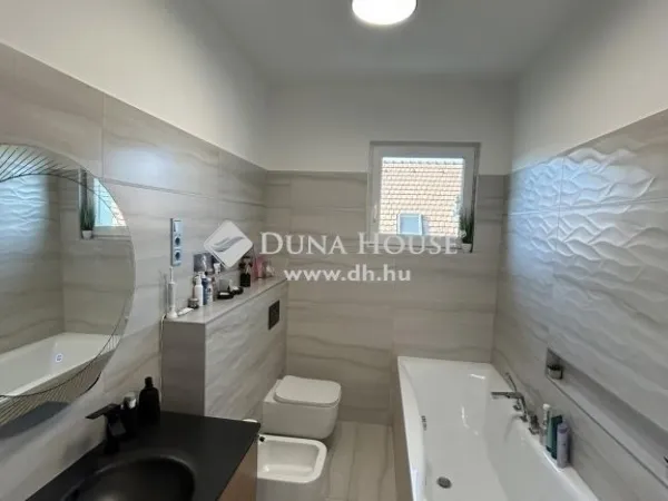 Eladó ház Budapest XVII. kerület, Helikopter lakópark 118 nm