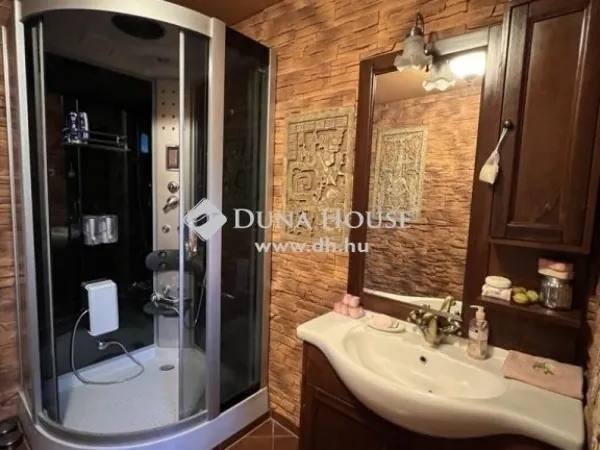 Eladó ház Majosháza 257 nm