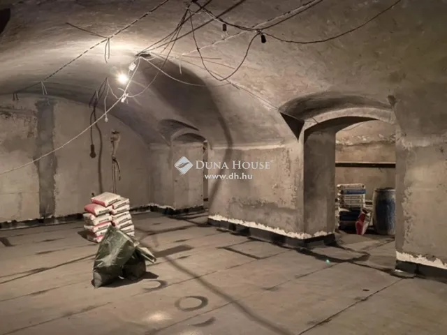Eladó kereskedelmi és ipari ingatlan Budapest IX. kerület, Belső Ferencváros 300 nm
