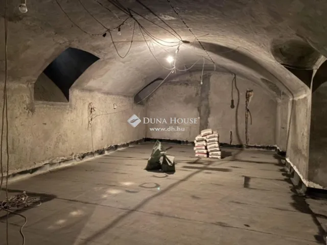 Eladó kereskedelmi és ipari ingatlan Budapest IX. kerület, Belső Ferencváros 300 nm