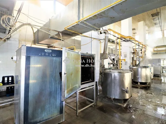 Eladó kereskedelmi és ipari ingatlan Budapest XXI. kerület, Gyártelep 2984 nm