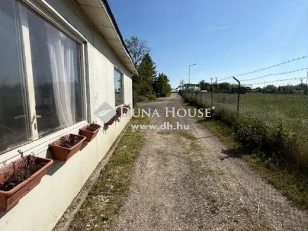 Eladó kereskedelmi és ipari ingatlan Üllő 1400 nm