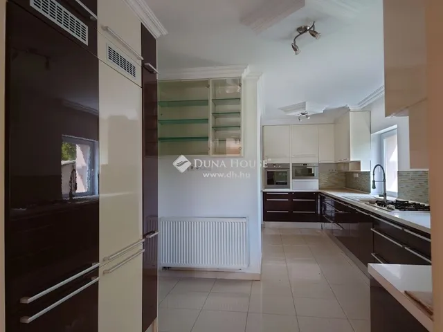 Eladó ház Pilisborosjenő 250 nm