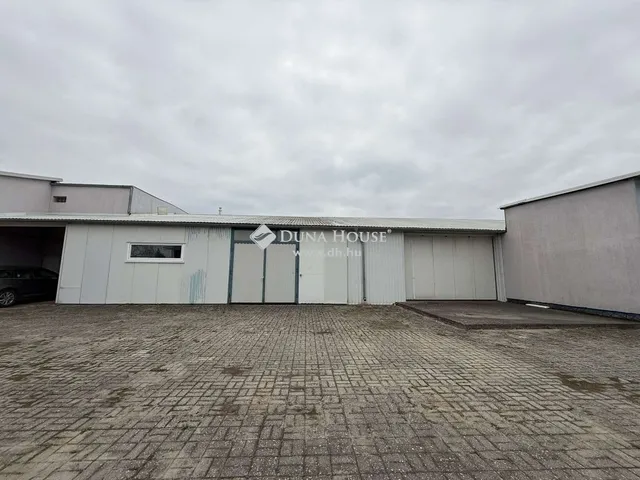 Eladó kereskedelmi és ipari ingatlan Dánszentmiklós 3109 nm