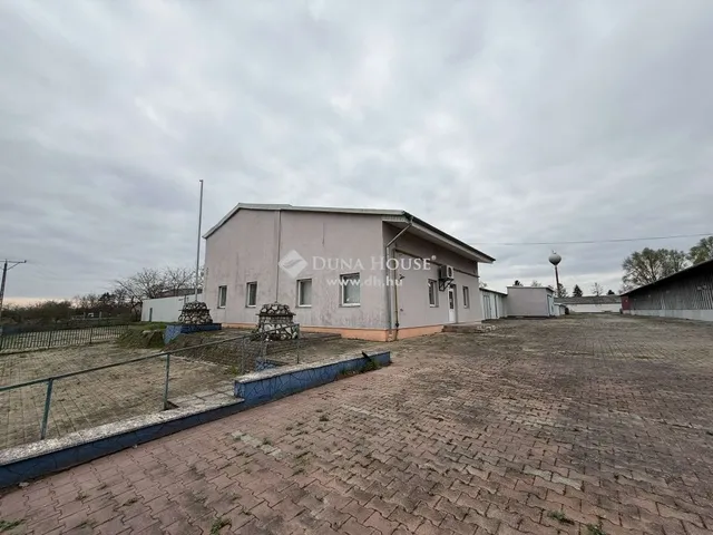 Eladó kereskedelmi és ipari ingatlan Dánszentmiklós 3109 nm