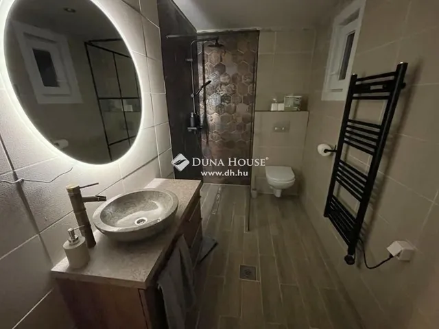 Eladó kereskedelmi és ipari ingatlan Nyáregyháza 2000 nm