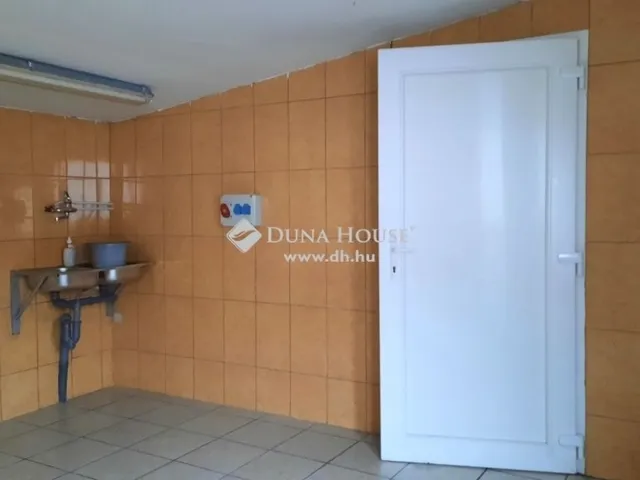 Eladó kereskedelmi és ipari ingatlan Nyáregyháza 2000 nm