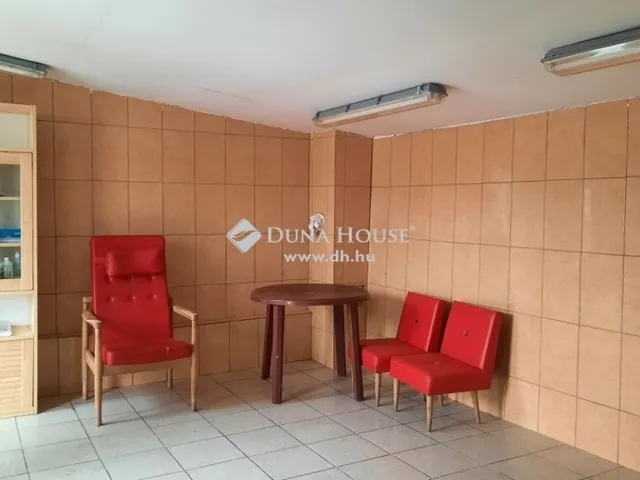 Eladó kereskedelmi és ipari ingatlan Nyáregyháza 2000 nm