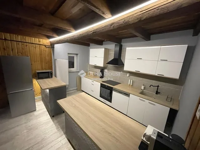 Eladó kereskedelmi és ipari ingatlan Nyáregyháza 2000 nm