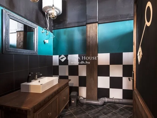 Eladó kereskedelmi és ipari ingatlan Budapest XXI. kerület, Csepel Belváros 1670 nm