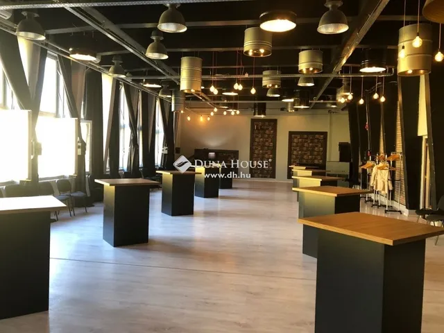 Eladó kereskedelmi és ipari ingatlan Budapest XXI. kerület, Csepel Belváros 1670 nm