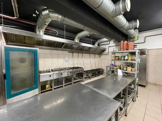 Eladó kereskedelmi és ipari ingatlan Budapest XXI. kerület, Csepel Belváros 1670 nm