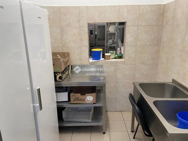 Eladó kereskedelmi és ipari ingatlan Budapest XXI. kerület, Csepel Belváros 1670 nm