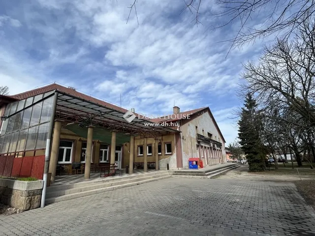 Eladó kereskedelmi és ipari ingatlan Budapest XXI. kerület, Királyerdő 1000 nm